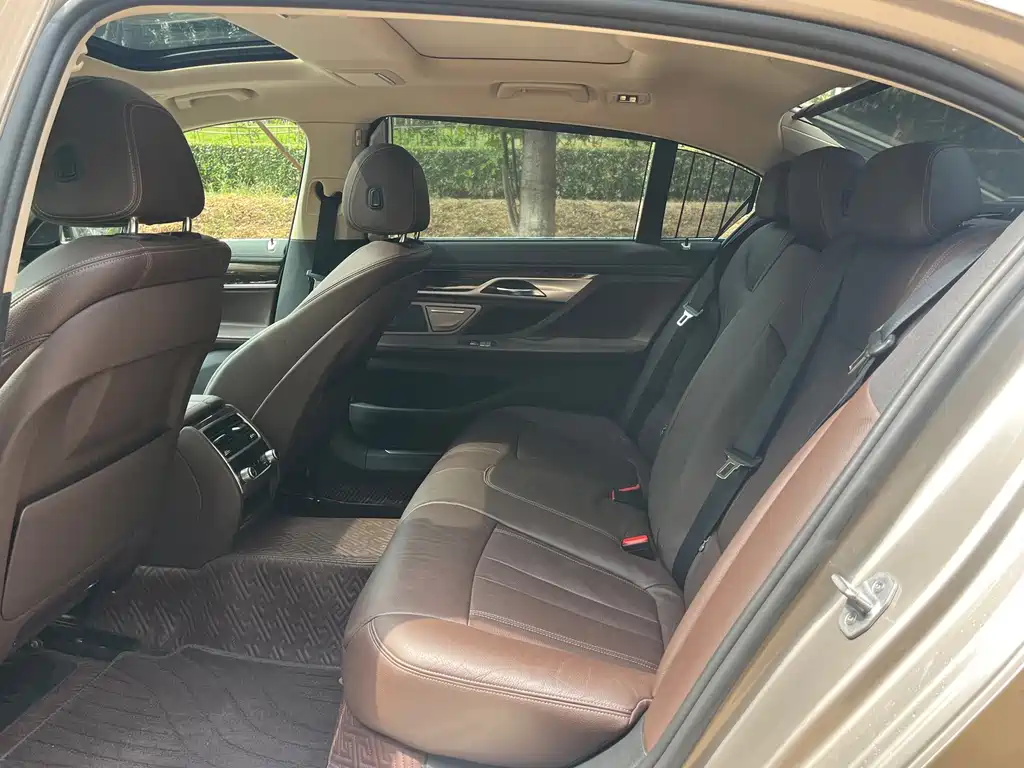 BMW 7 Series — миниатюра 9