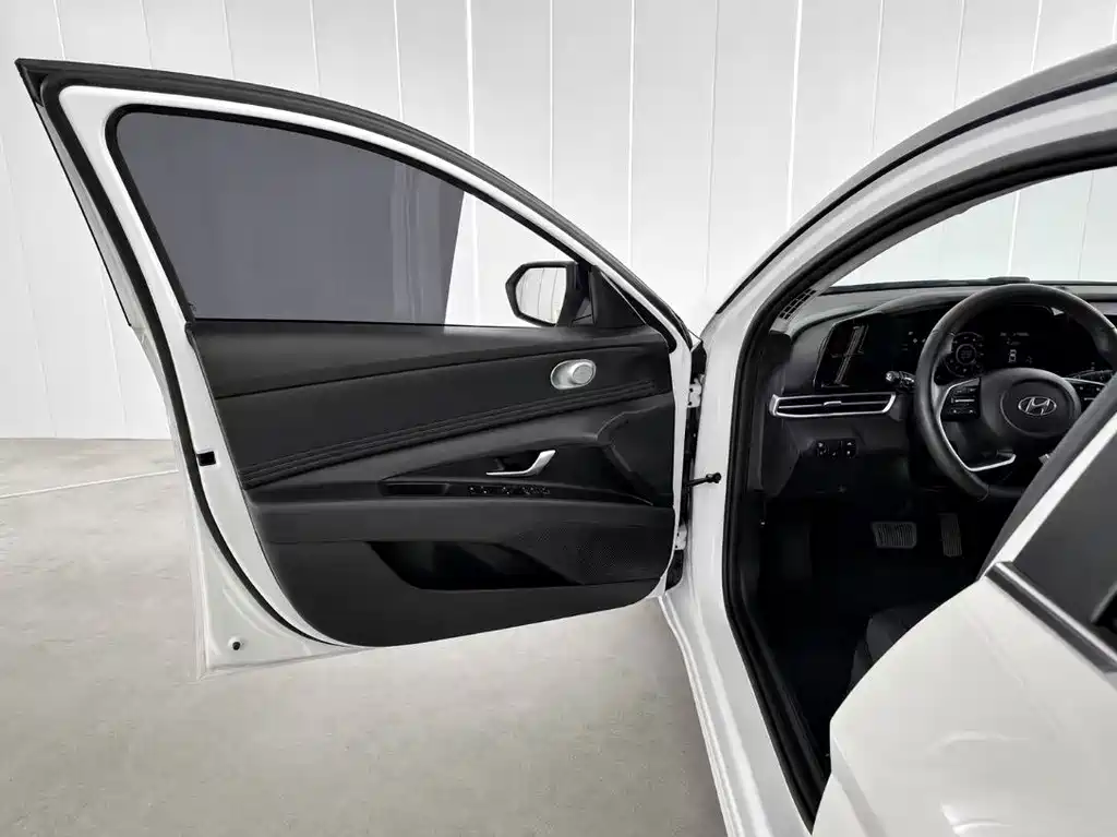 Hyundai Elantra — миниатюра 11
