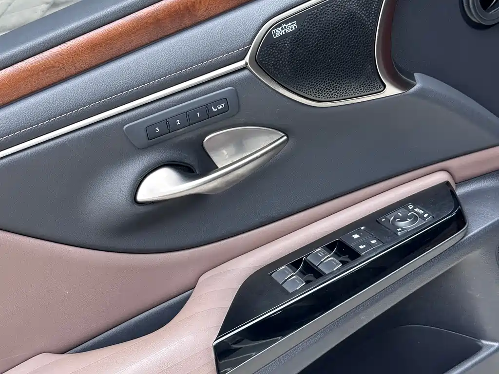 Lexus ES — миниатюра 12