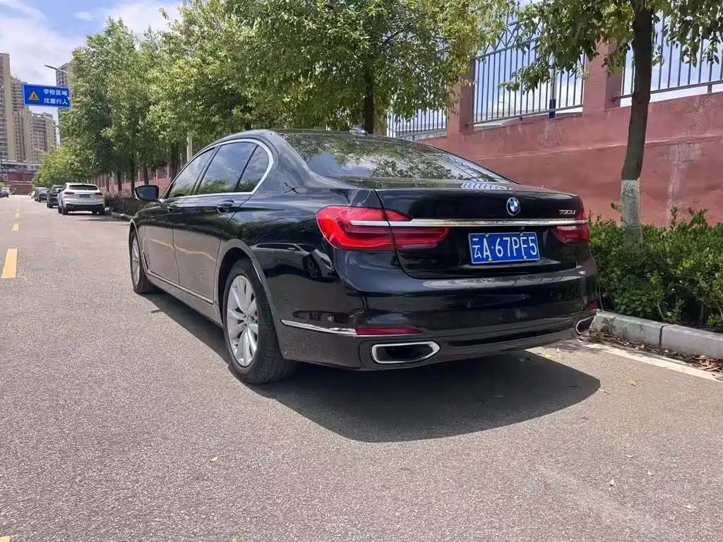 BMW 7 Series — миниатюра 8