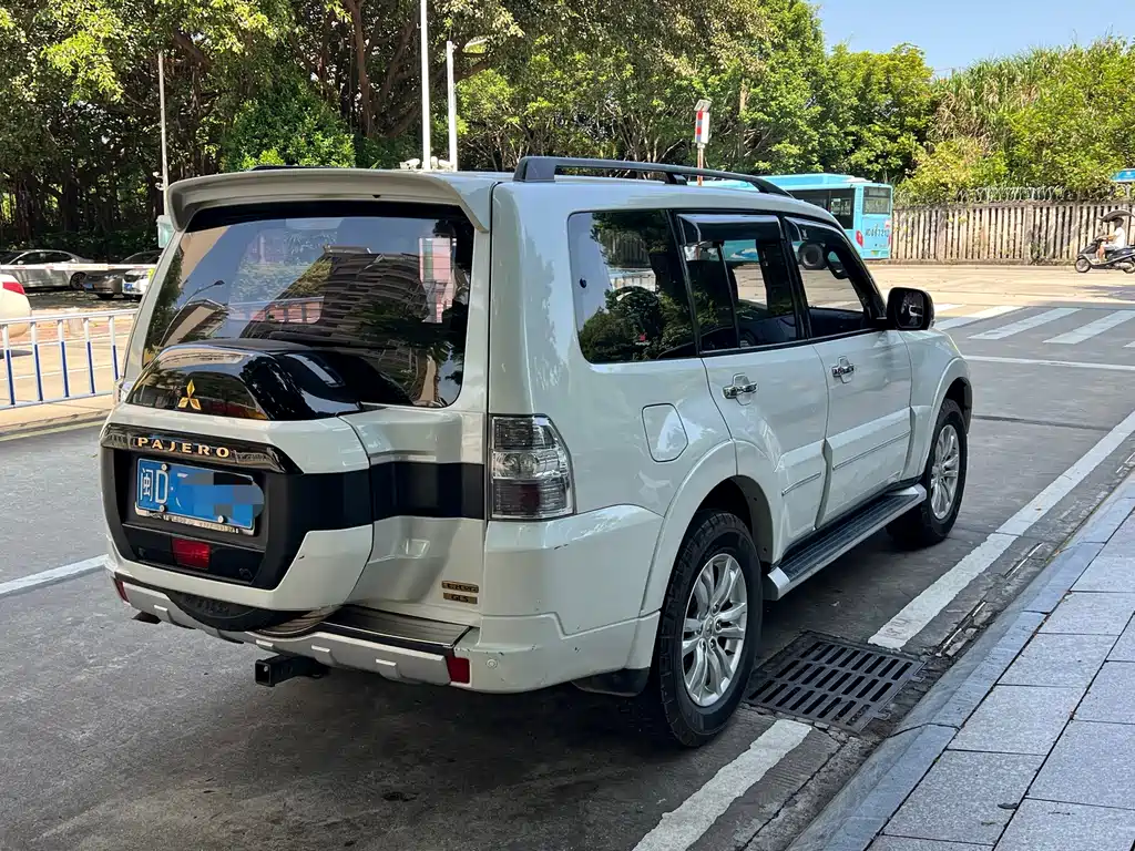 Mitsubishi Pajero (Import) — миниатюра 4