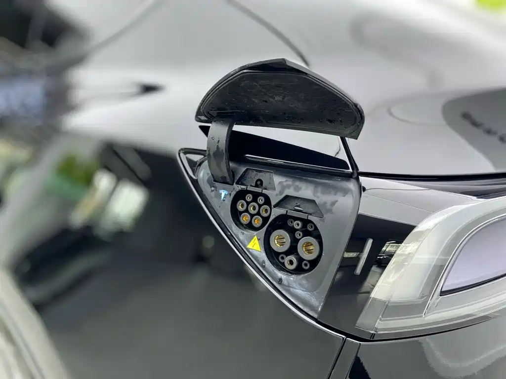 Tesla Model Y — миниатюра 12