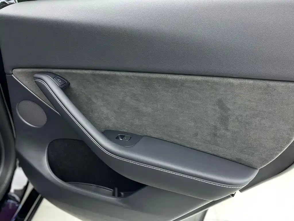Tesla Model Y — миниатюра 30