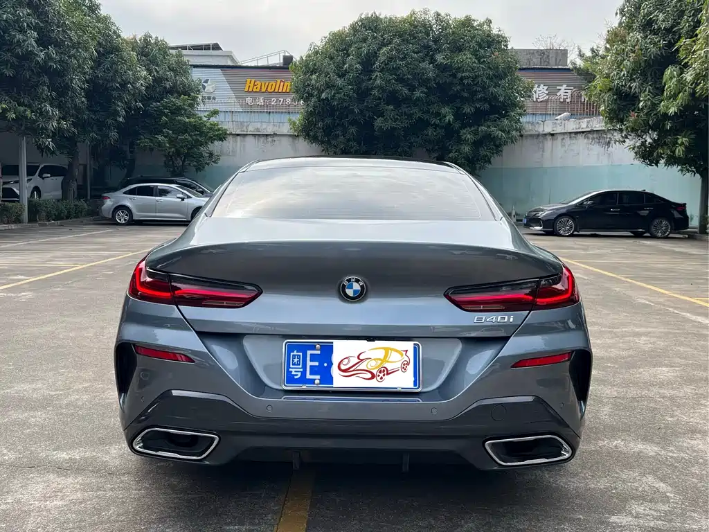 BMW 8 SERIES