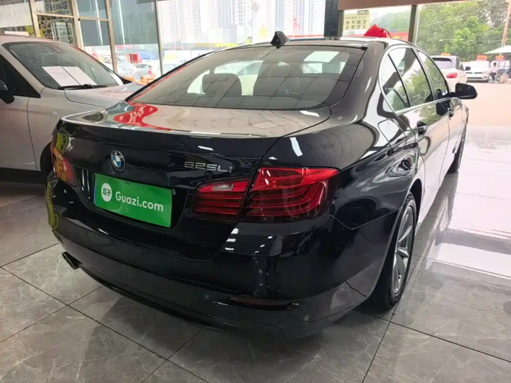 BMW 5 Series — миниатюра 7