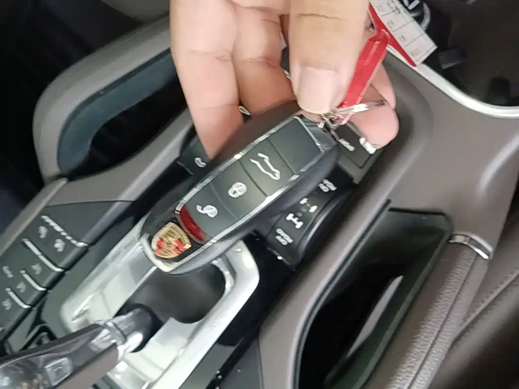 Porsche Cayenne — миниатюра 9