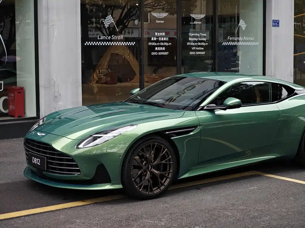 Aston Martin DB12 0