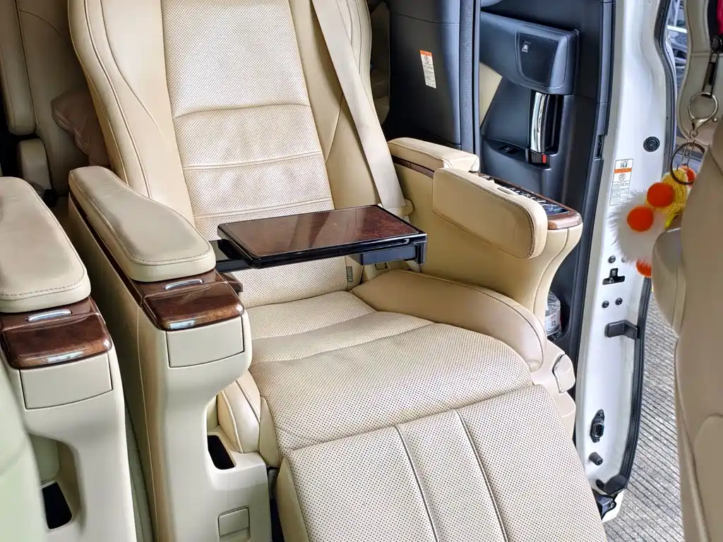 Toyota Alphard — миниатюра 12