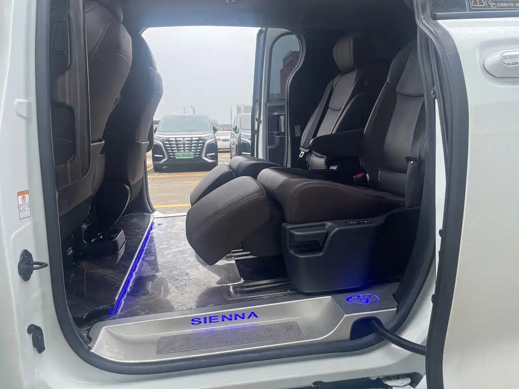 Toyota Sienna — миниатюра 12