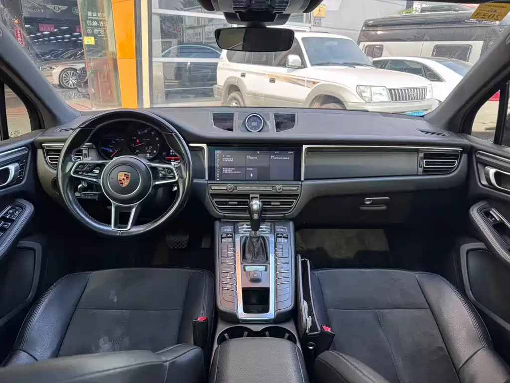 PORSCHE MACAN
