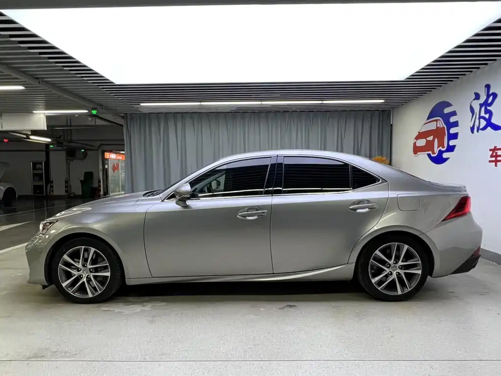 Lexus IS 2017 300 Lead