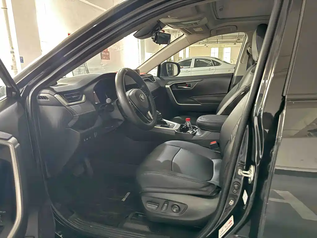 Toyota RAV4 — миниатюра 8