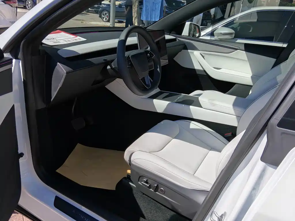 Tesla Model Y L — миниатюра 2