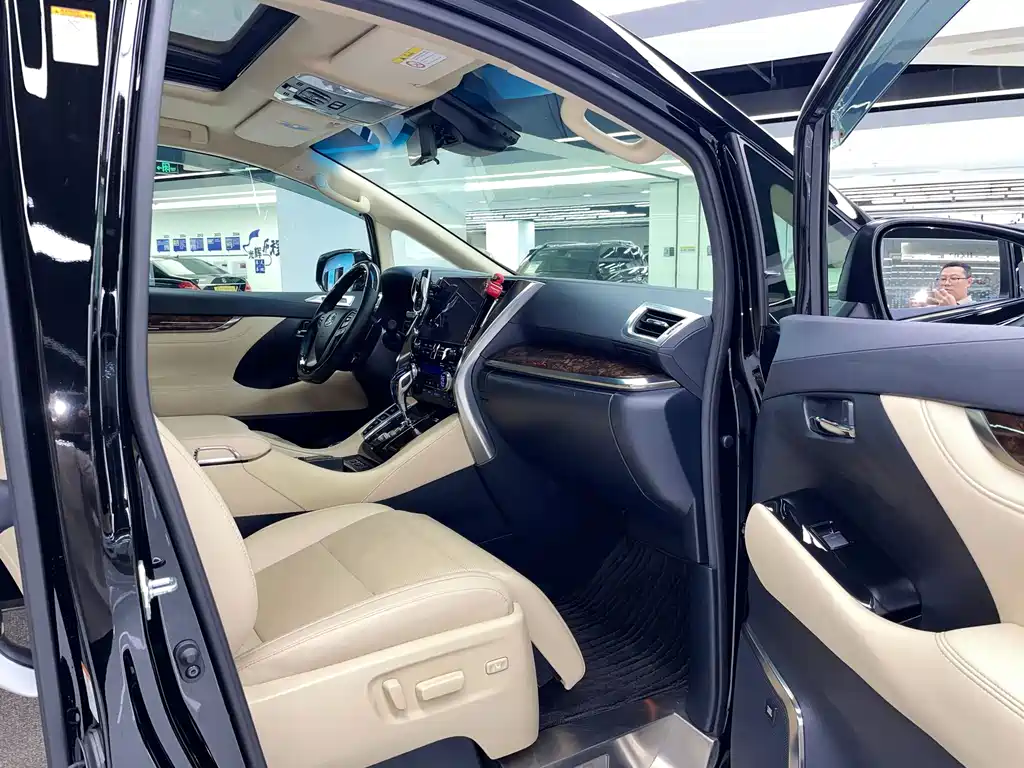 Toyota Alphard — миниатюра 7