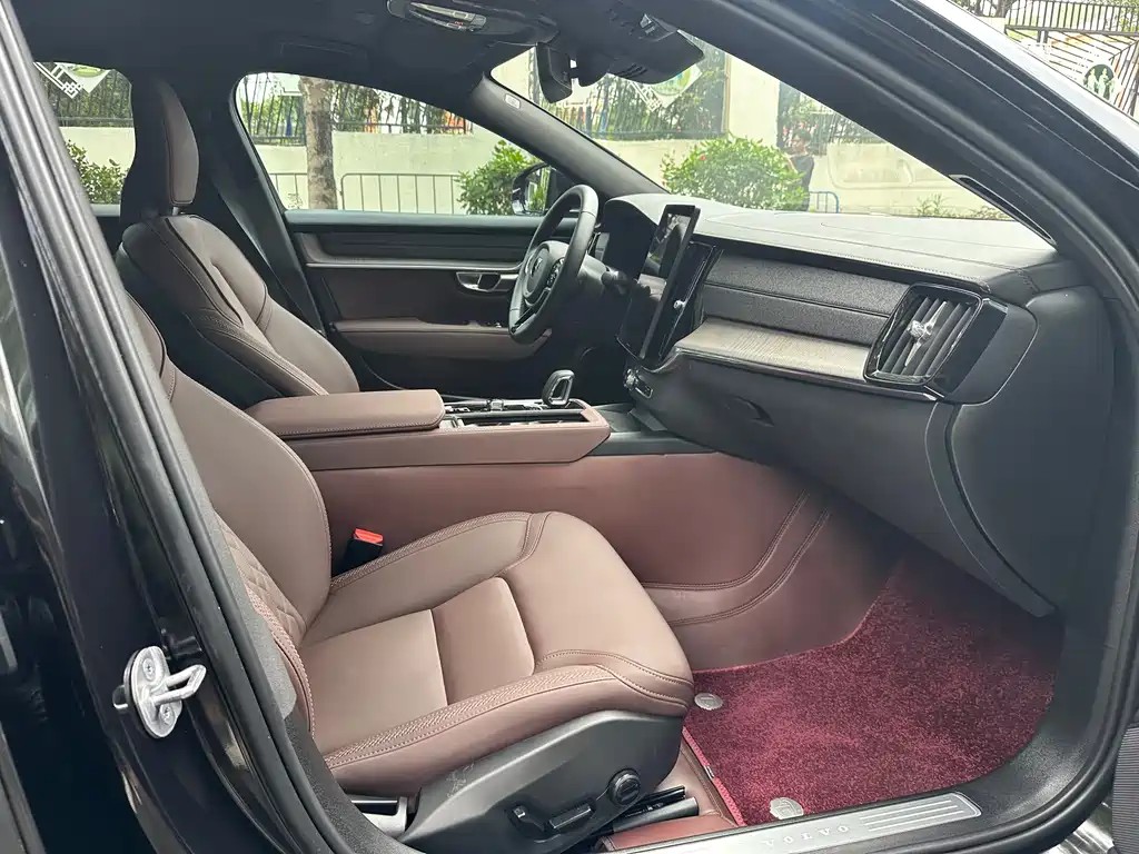 Volvo S90 2026 B5 Luxury