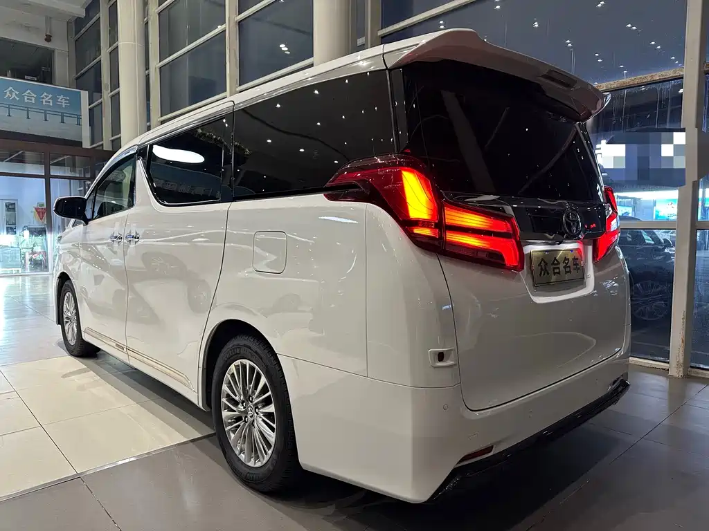 Toyota Alphard — миниатюра 4