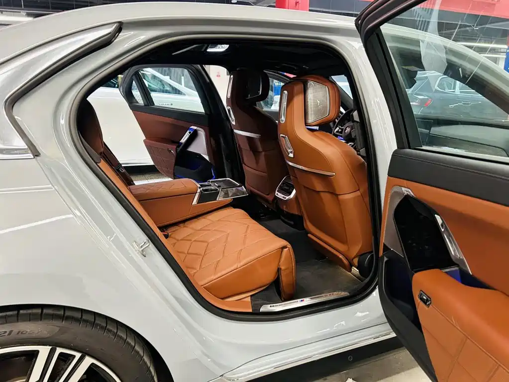 BMW 7 Series — миниатюра 22