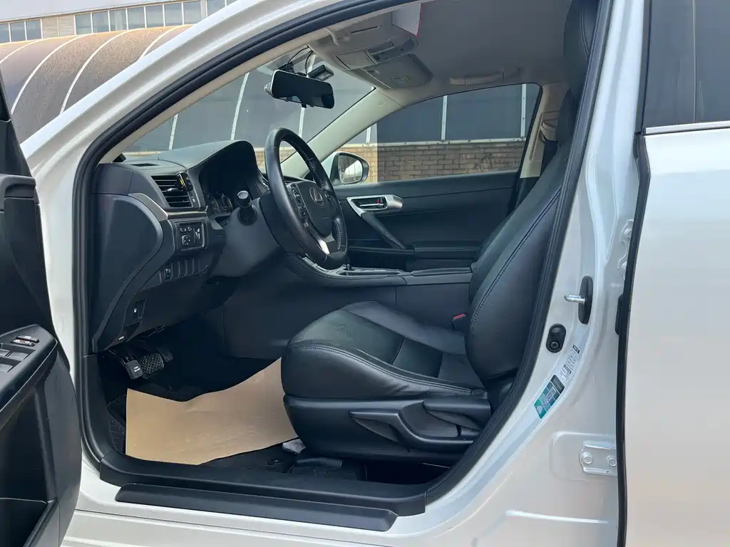 Lexus CT — миниатюра 7