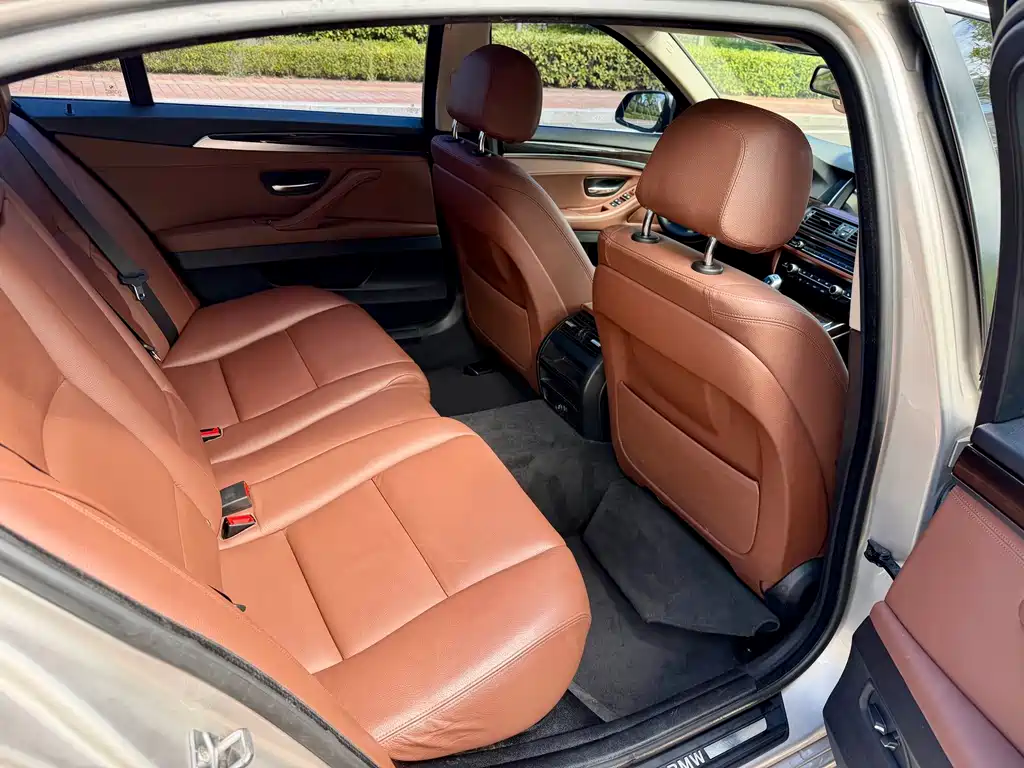 BMW 5 Series — миниатюра 12