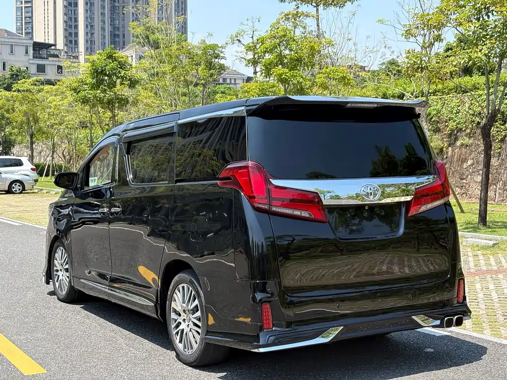 Toyota Alphard — миниатюра 7