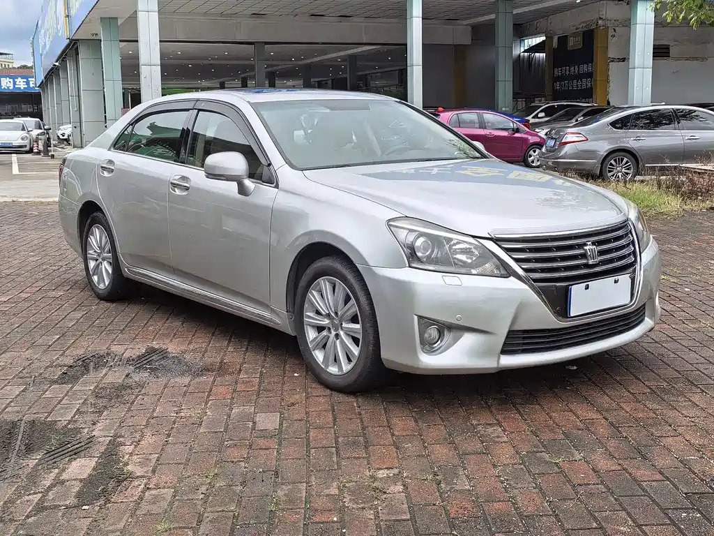 Toyota Crown — миниатюра 3