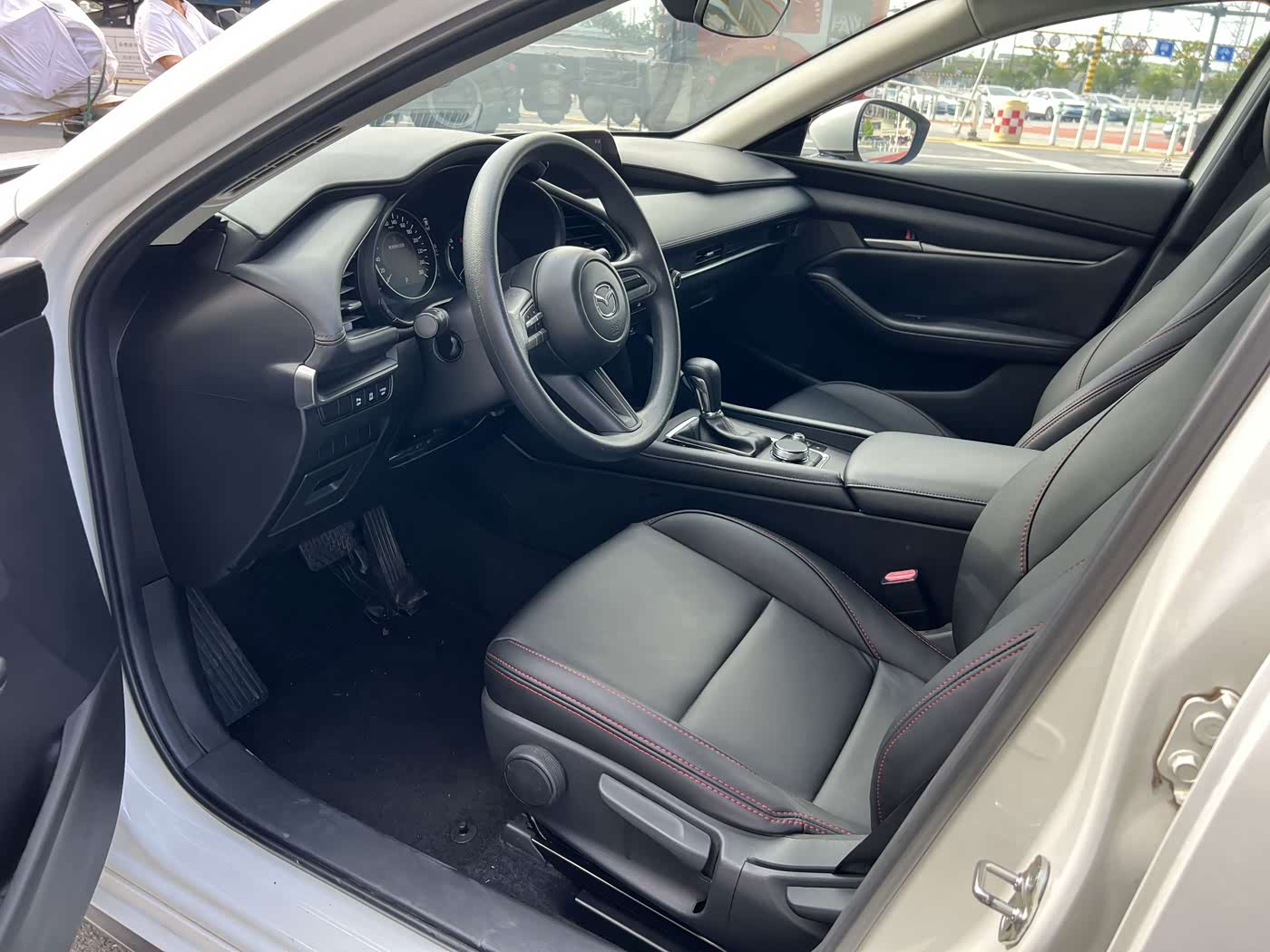 Mazda Mazda3 Axela 1.5 л 2021 г. Белый, пробег 40000 км