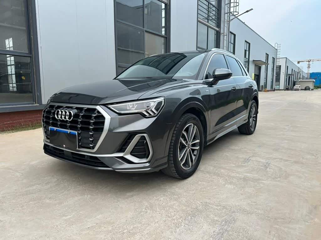 Audi Q3 1.4 л 2023 г. Серебристо-серый, пробег 28000 км