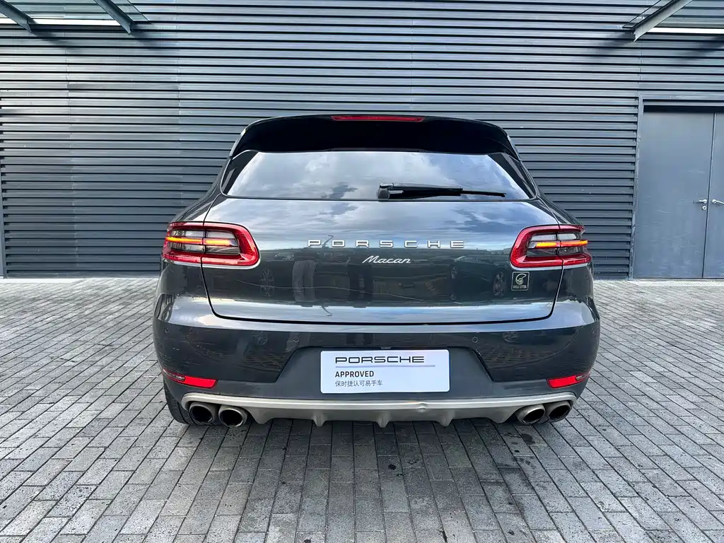 PORSCHE MACAN