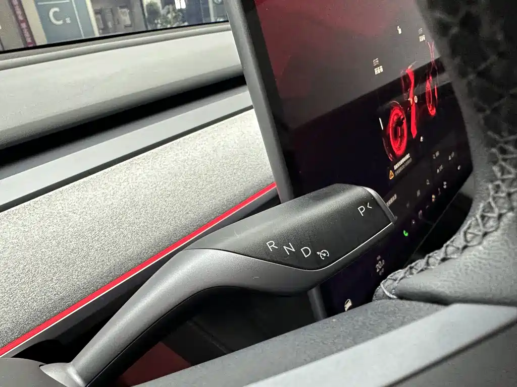 Tesla Model Y — миниатюра 16