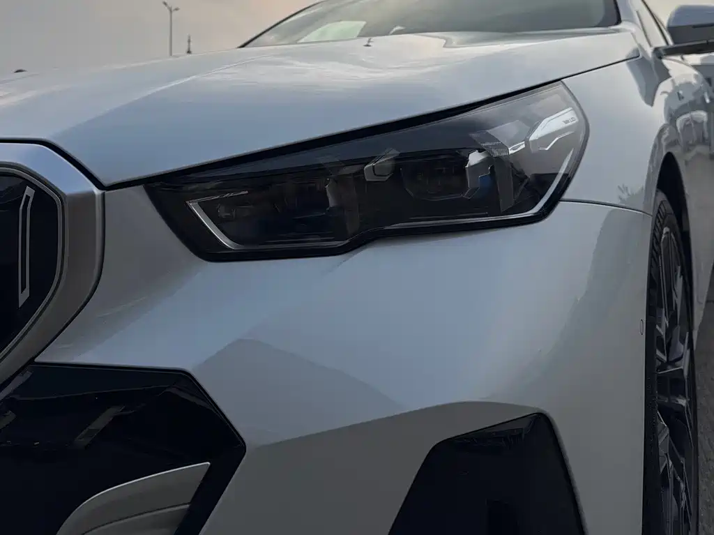 BMW 5 Series — миниатюра 5