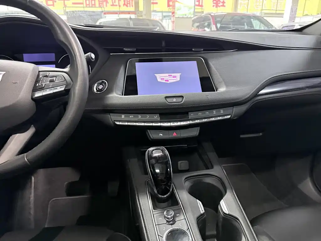 Cadillac XT4 - фото 15