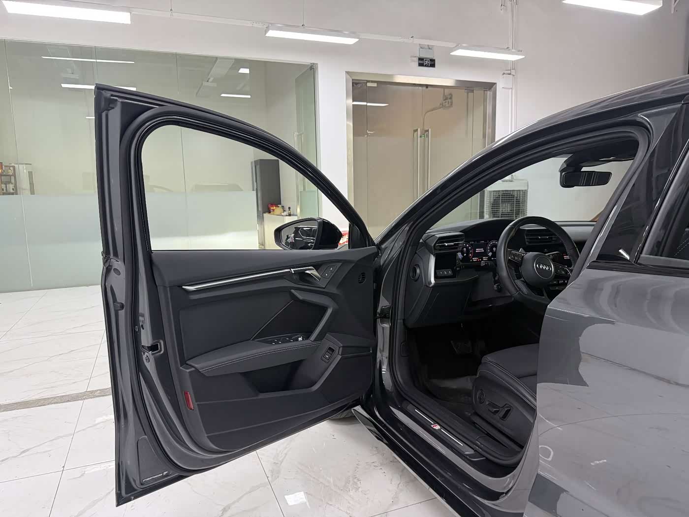 Audi A3 1.4 л 2023 г. Серебристо-серый, пробег 48000 км