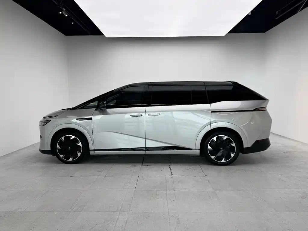 XPeng X9 — миниатюра 7