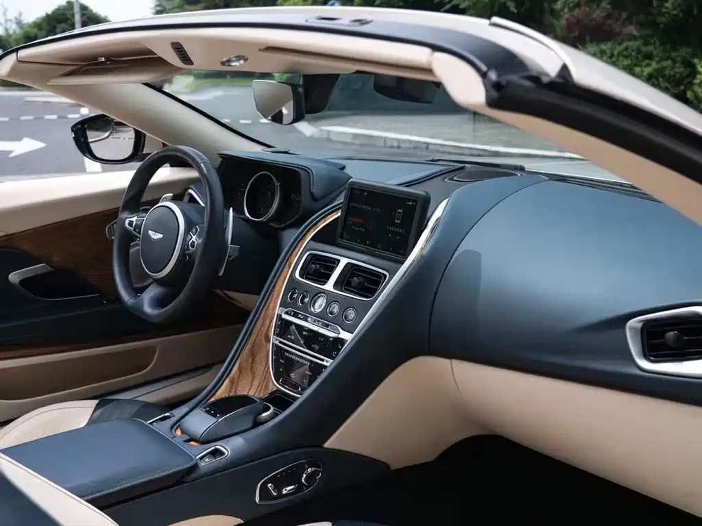 Aston Martin DB11 — миниатюра 10