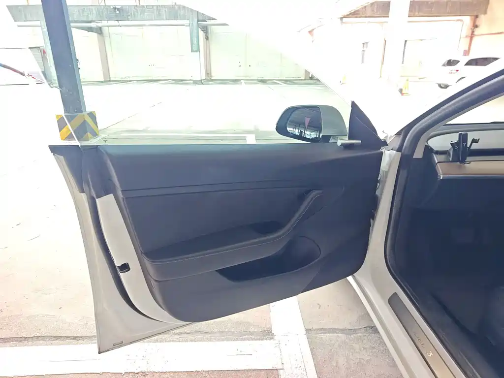Tesla Model 3 — миниатюра 7