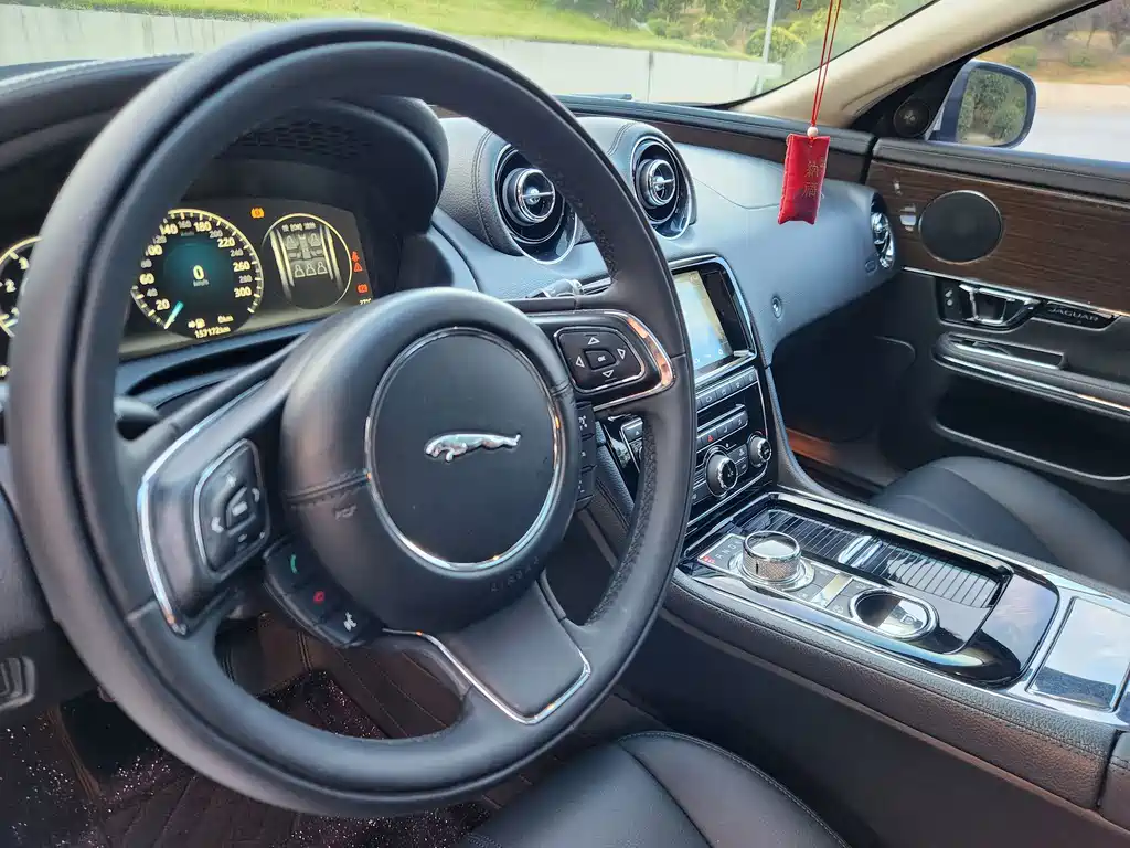 Jaguar XJ — миниатюра 20