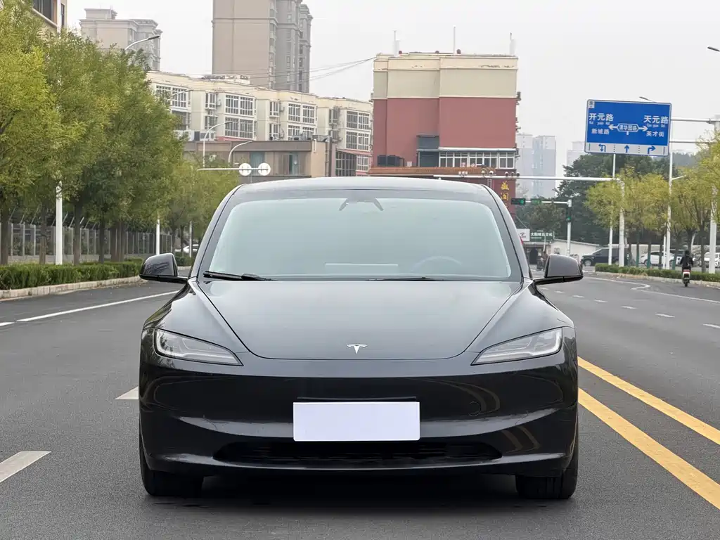 Tesla Model 3 — миниатюра 2