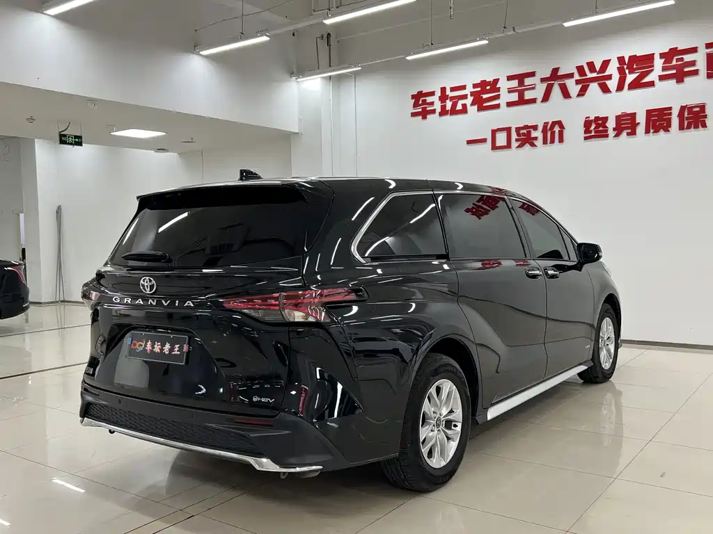 Toyota Granvia — миниатюра 12