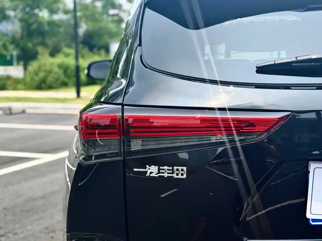 Toyota Crown Kluger — миниатюра 20