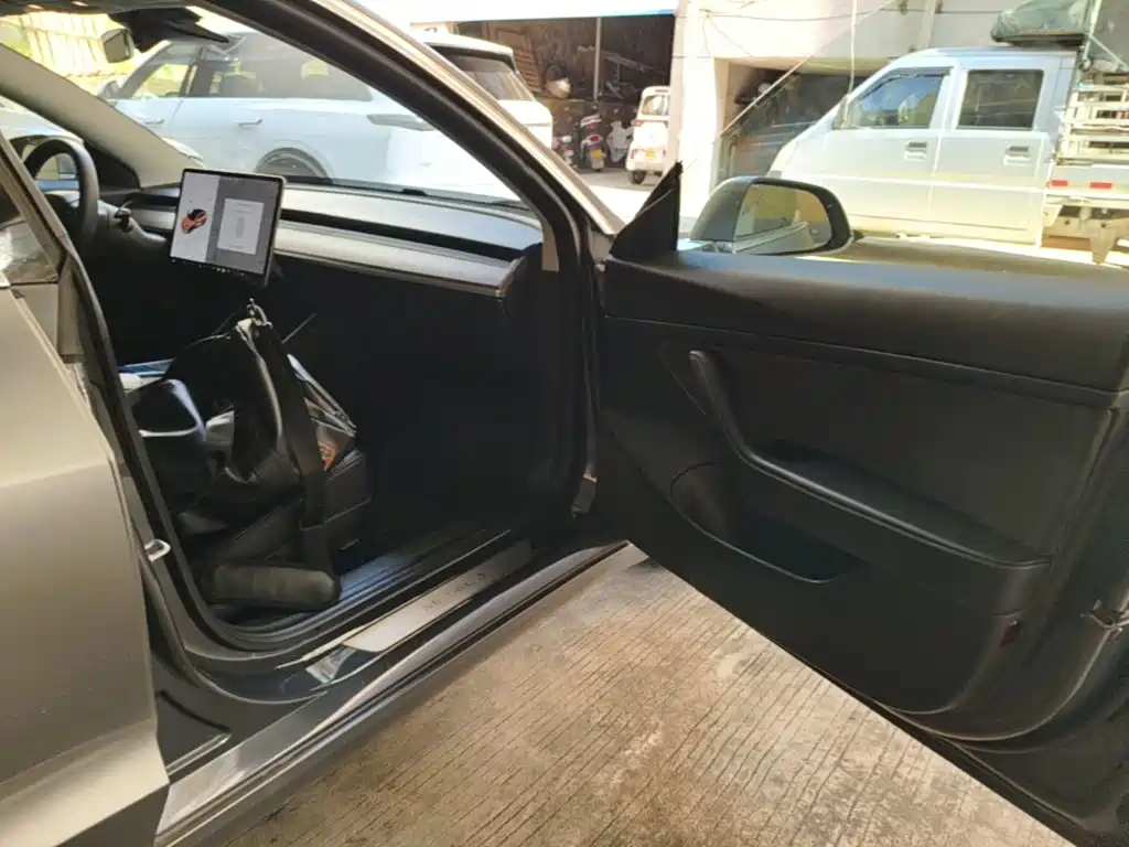 Tesla Model 3 — миниатюра 20