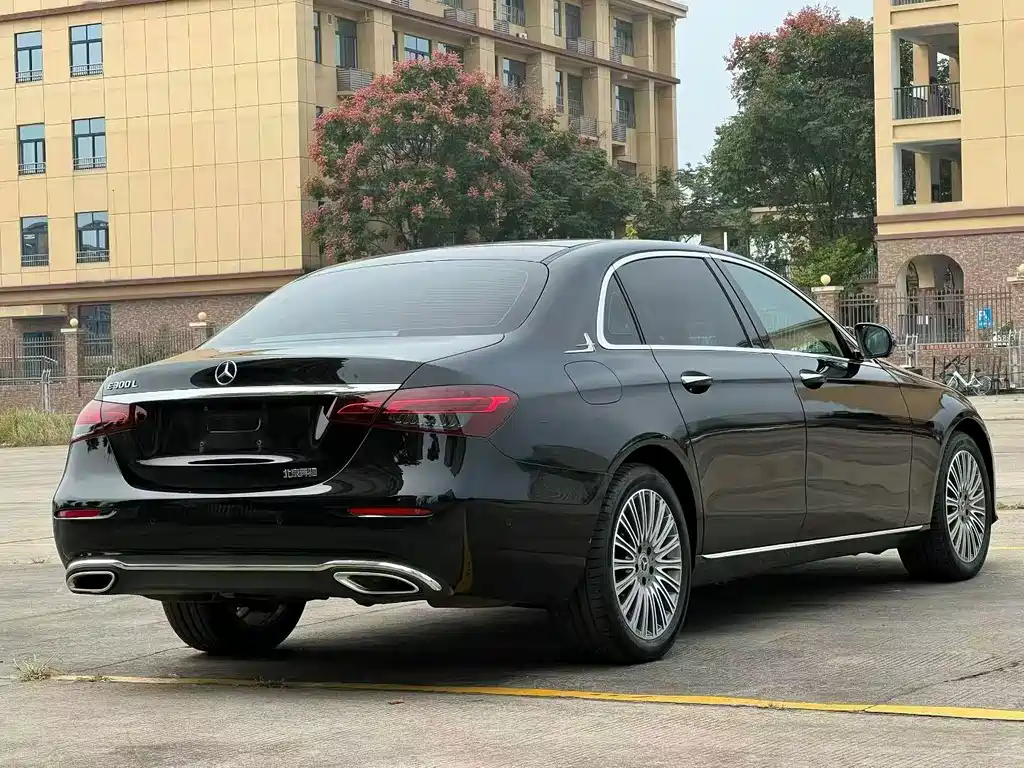 Mercedes-Benz E-Class — миниатюра 9