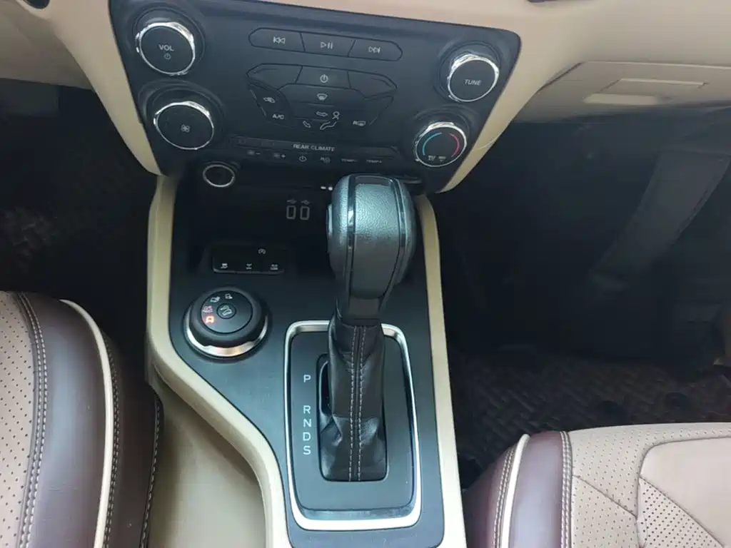 Ford Everest — миниатюра 14