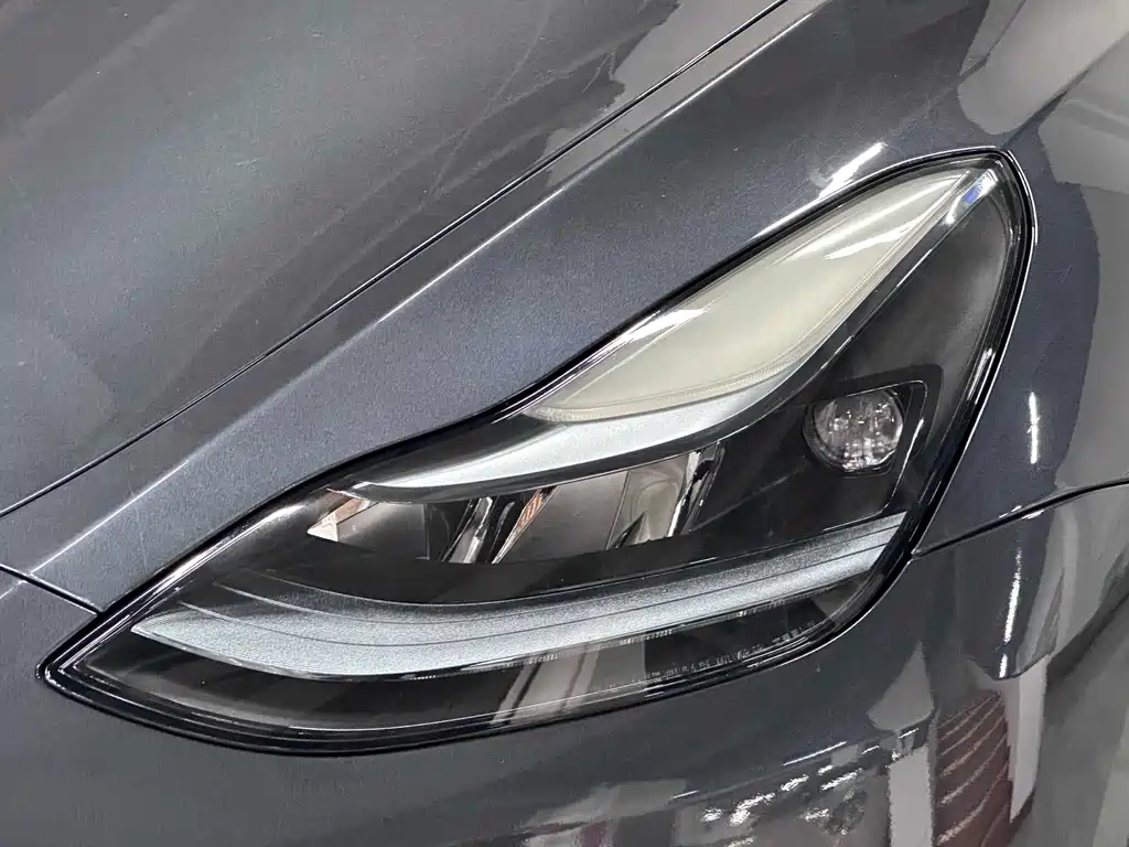 Tesla Model Y — миниатюра 10