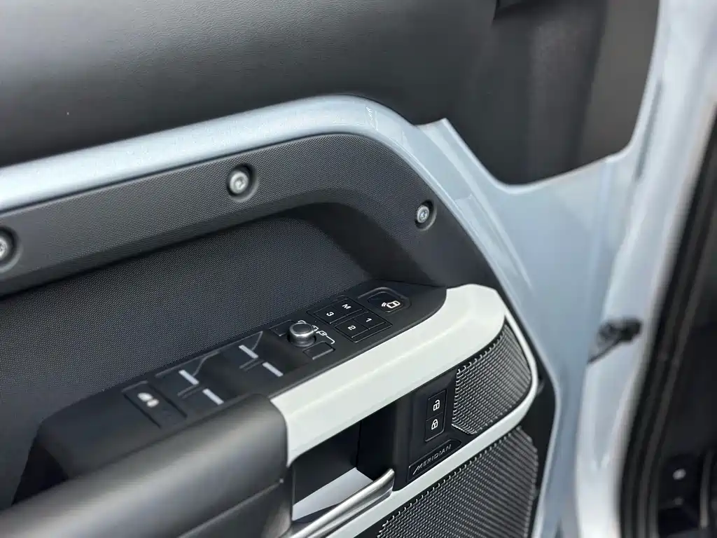 Land Rover Defender — миниатюра 5