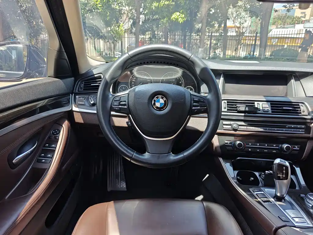 BMW 5 Series — миниатюра 11