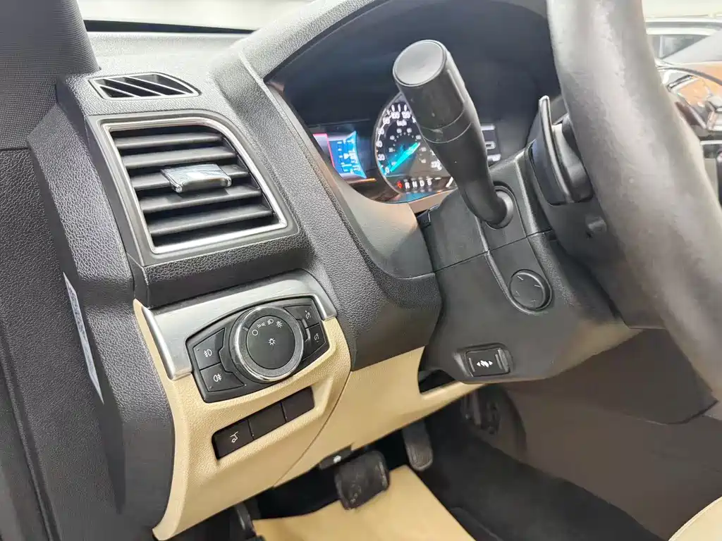 Ford Explorer (Import) — миниатюра 10