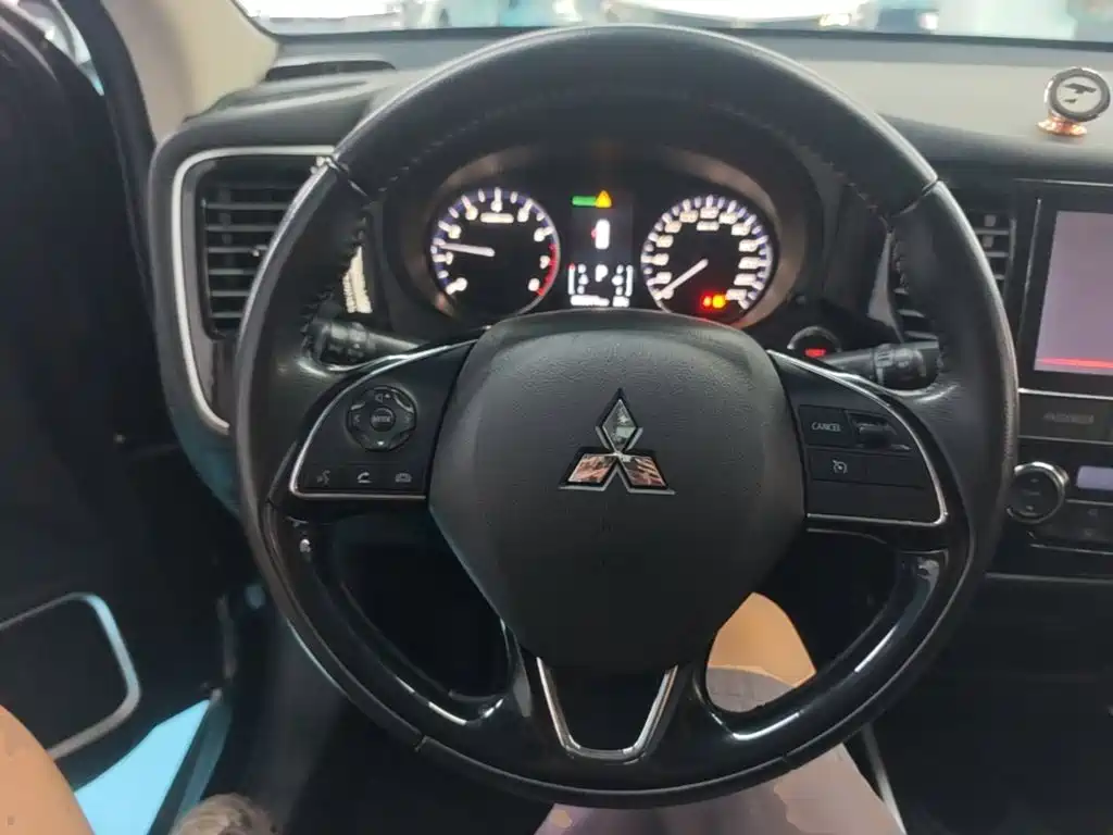 Mitsubishi Outlander — миниатюра 11