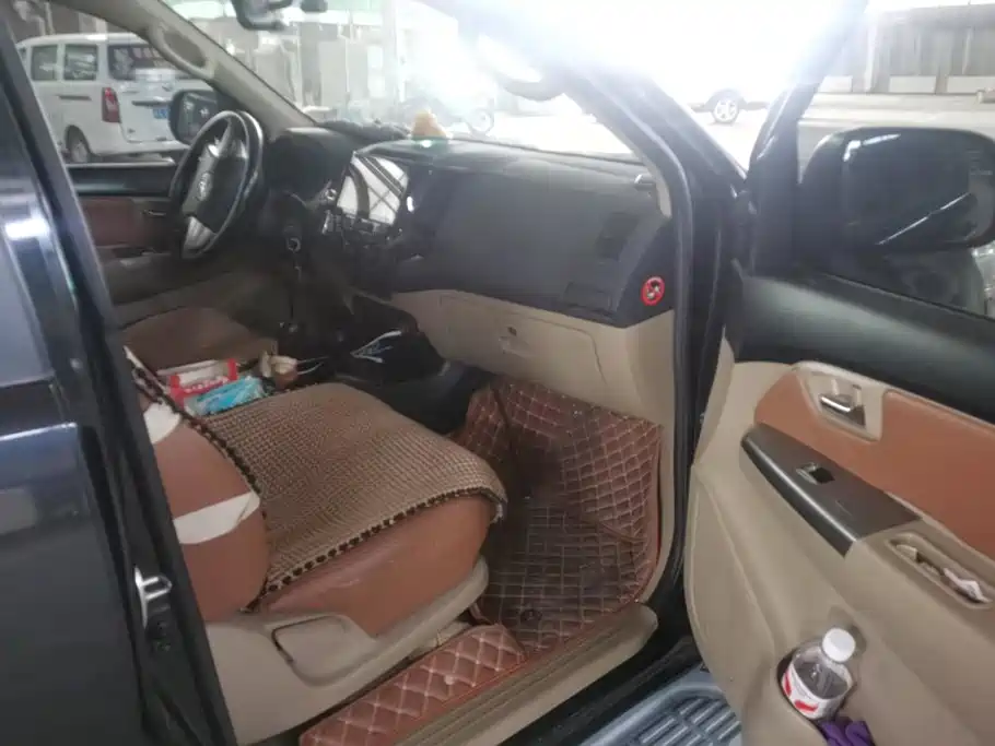 Toyota Fortuner — миниатюра 8