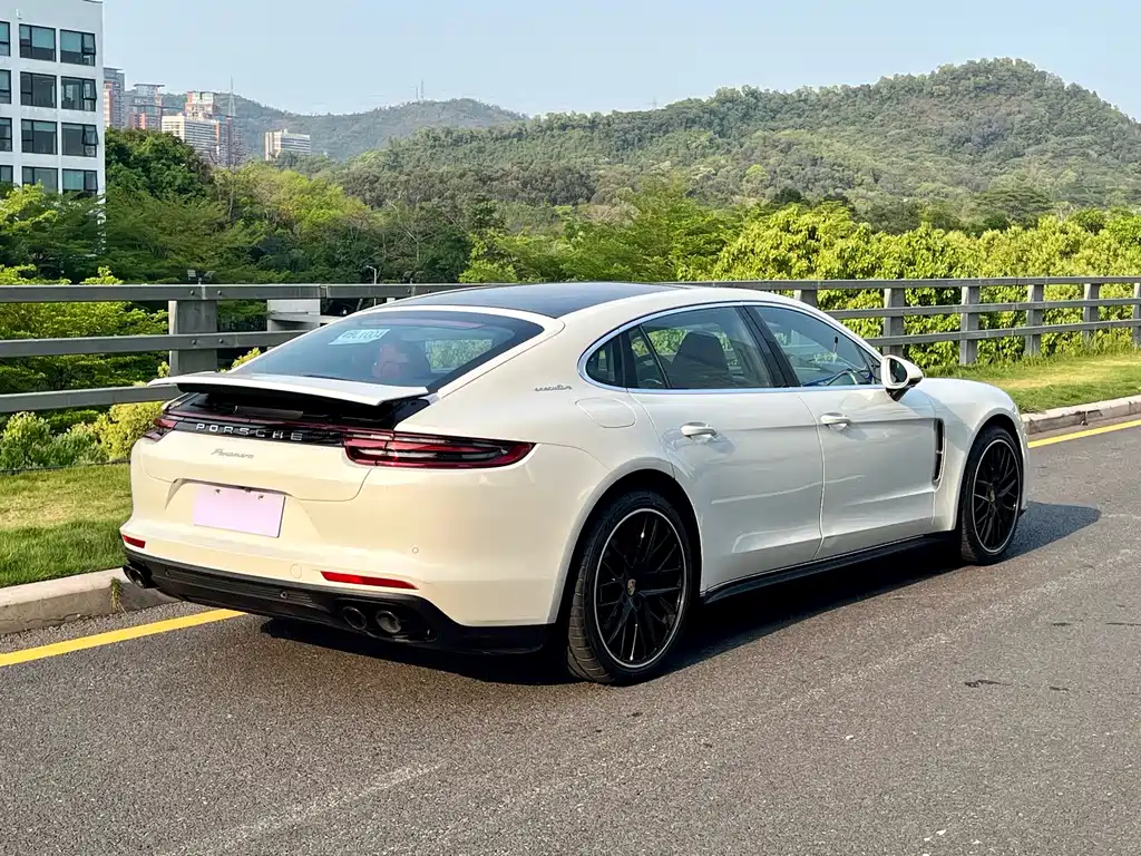 PORSCHE PANAMERA