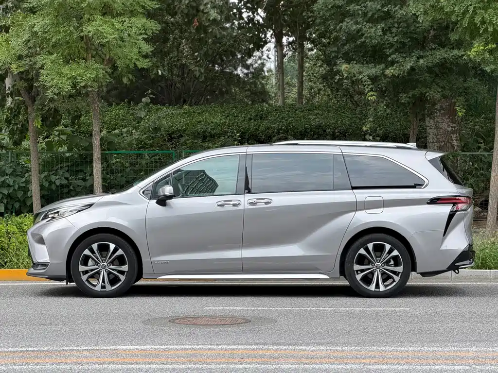 Toyota Granvia — миниатюра 3